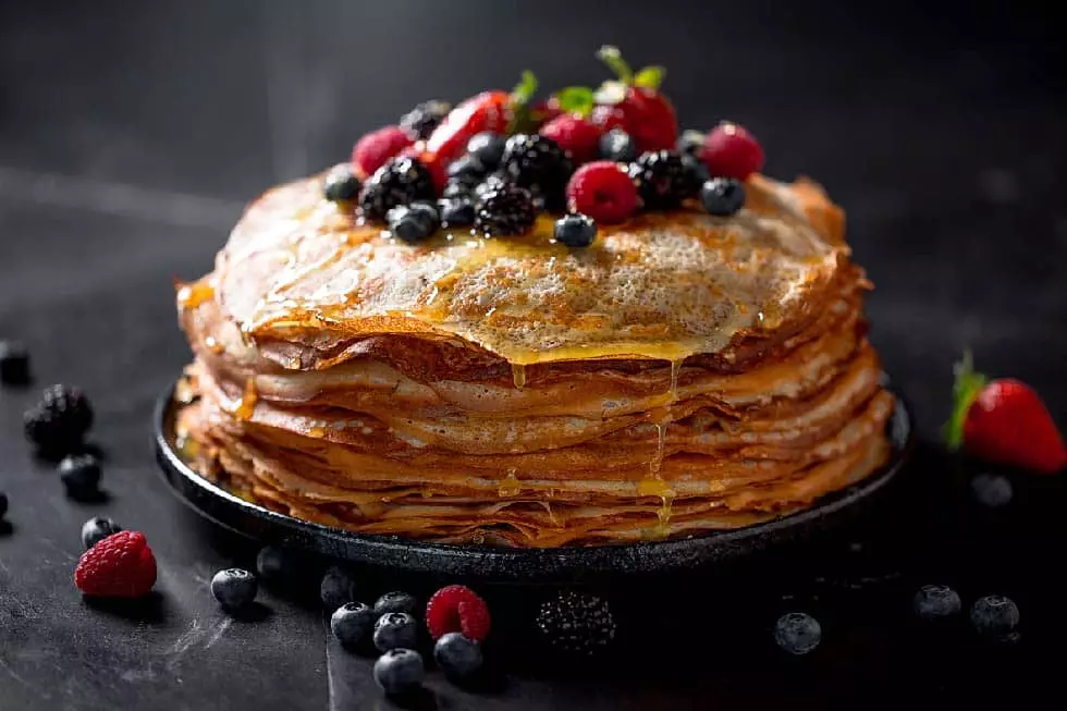 Pancake na may berries at honey.
