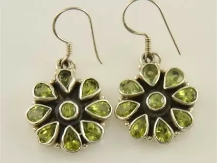ओलिव्हिन सह earrings
