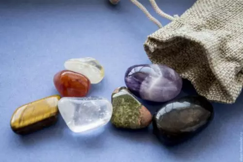 नैसर्गिक दगड talismans