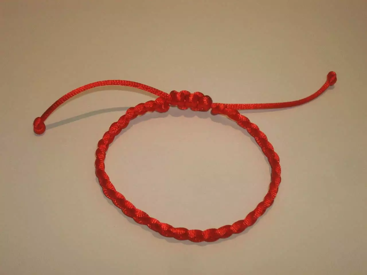 Red thread from the evil eye - how to tie and where to buy? 1182_1