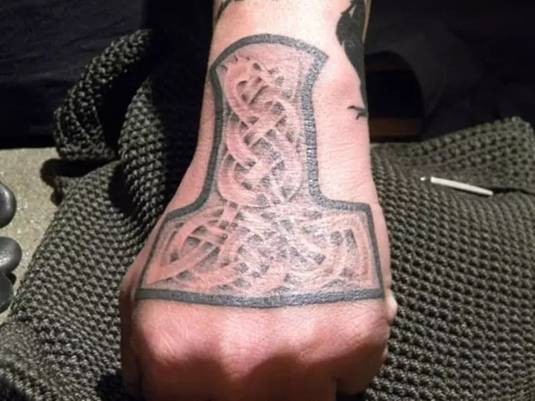 Тетоважа известувања за мажи и нивна нула