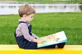 کودک با یک کتاب