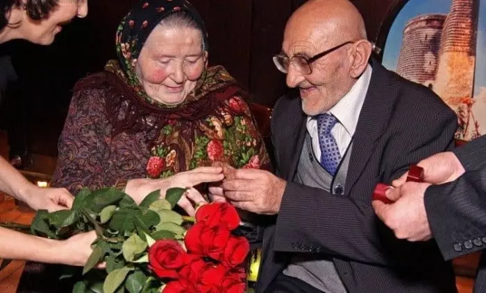 მეუღლეები Agayev, რომელმაც აღინიშნება 100 წლის ქორწინება