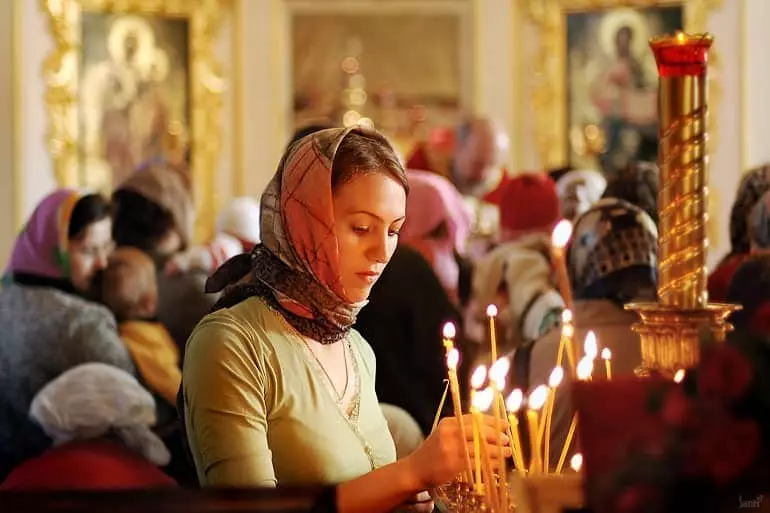 Žena se moli u hramu