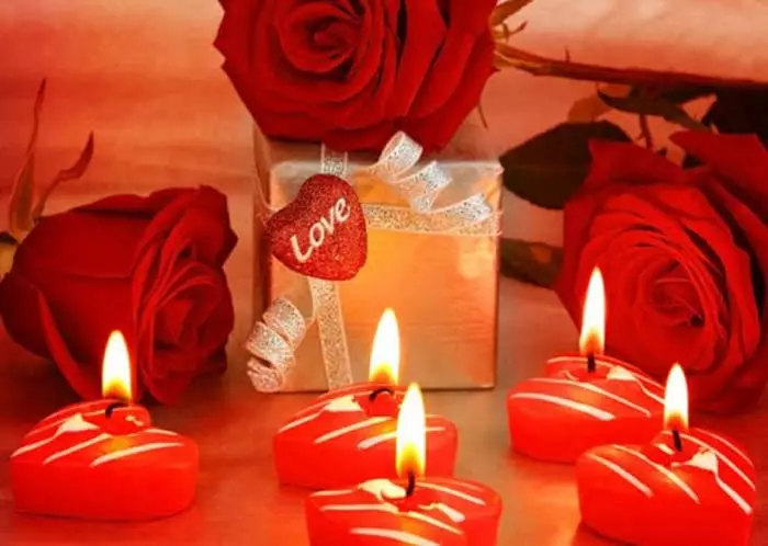 Snímání rituálu: červené kalhotky na lustr pro peníze a lásku