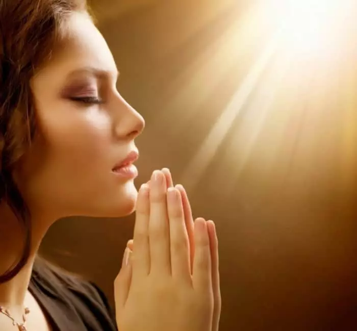 Imádkozó lány