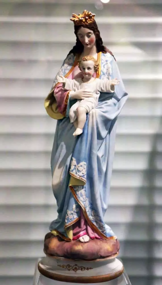 Katolicki statuetka dziewicy