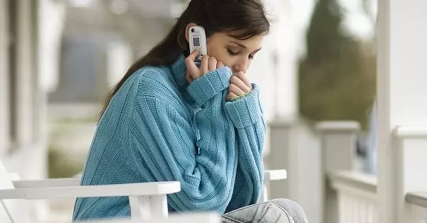 Vrou praat per telefoon