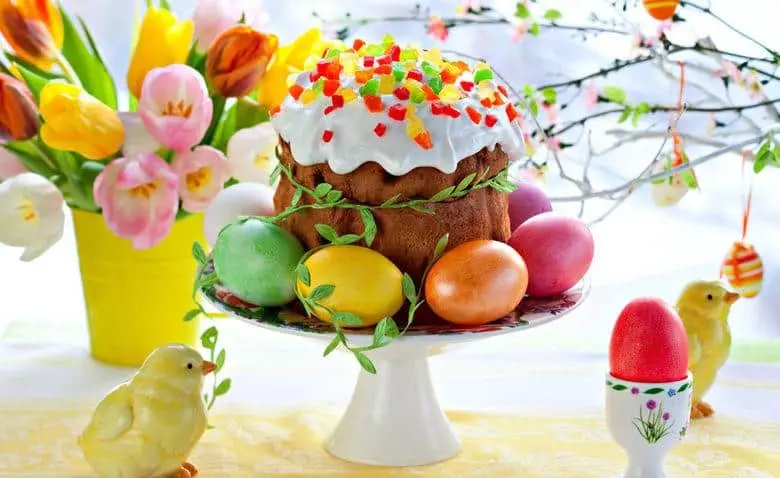 Passe, œufs peints et fleurs dans un vase