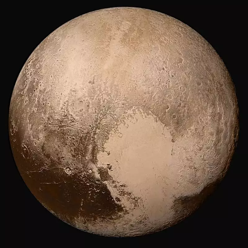 Pluto 4 guri oo haweeney iyo rag ah