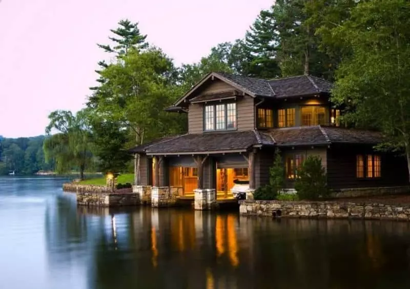جھیل کے قریب گھر