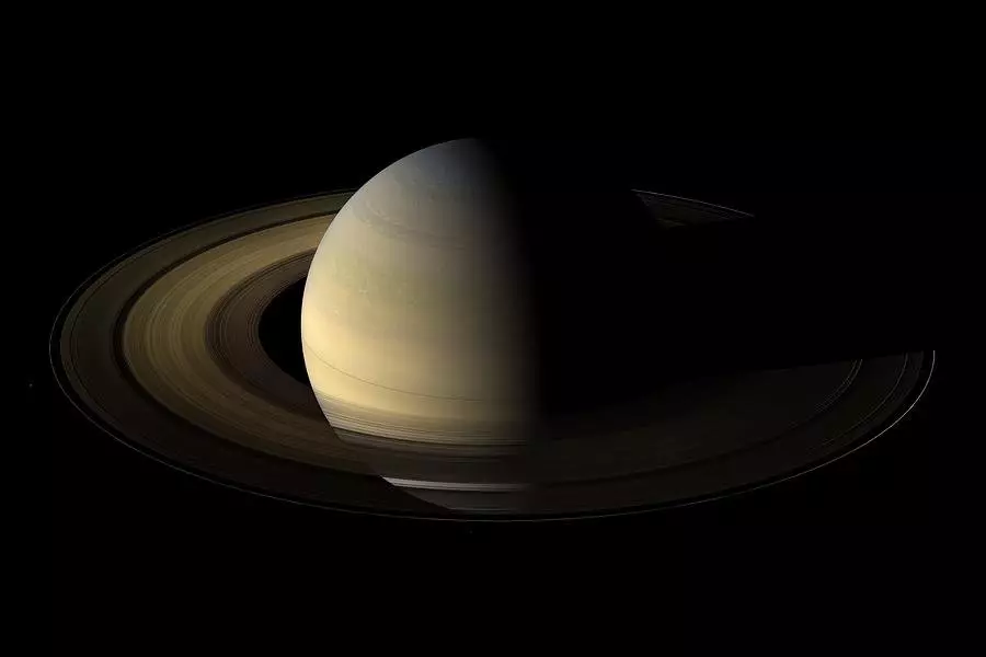 Saturn 10. majas naisel
