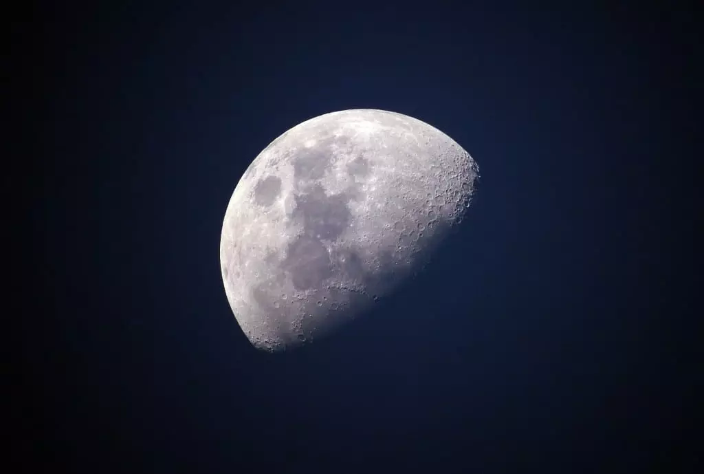 Luna nel cielo notturno