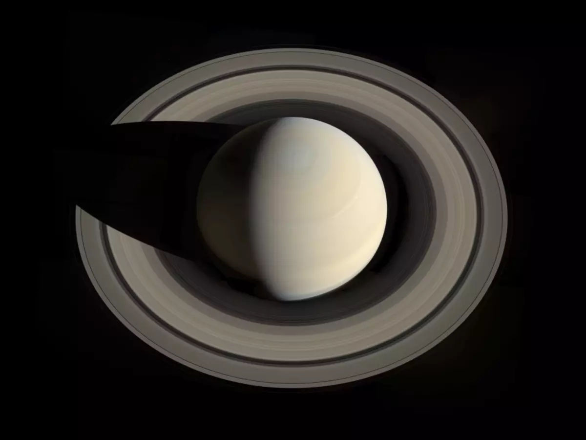 Saturn w 2 domach u mężczyzny