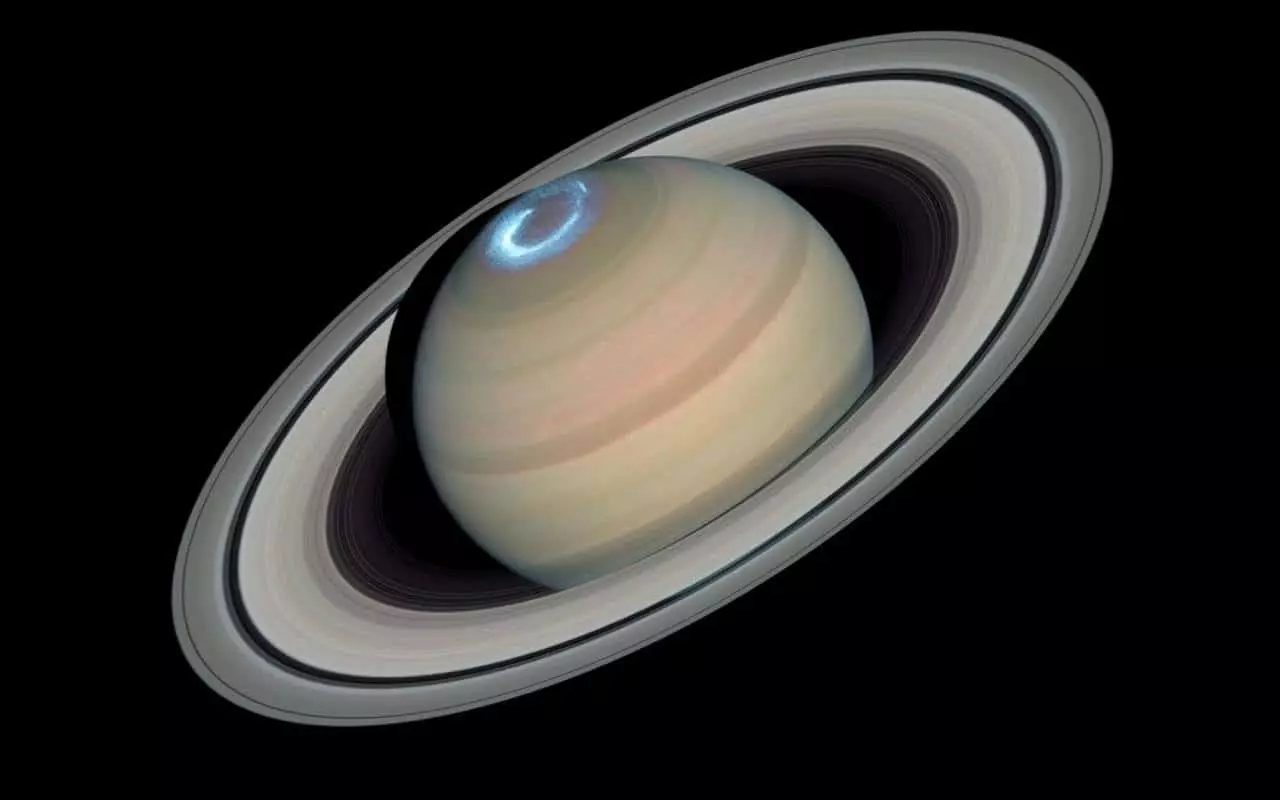 Saturn i 1 hus i en mann