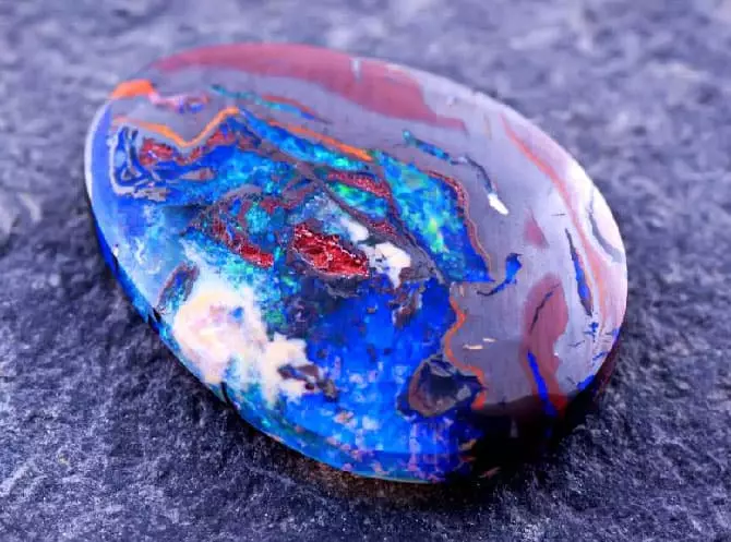 opal πέτρινες ιδιότητες στους οποίους ταιριάζουν