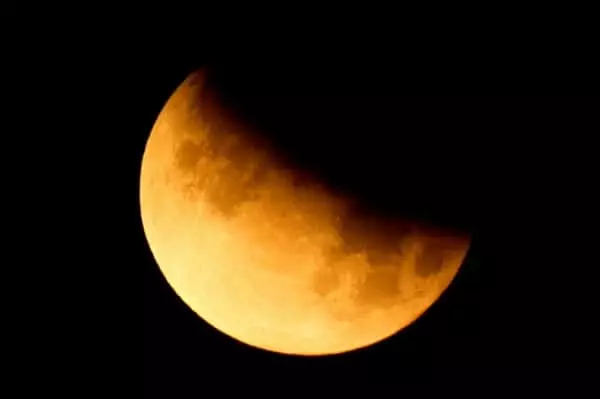 Eclipse hối hả của mặt trăng
