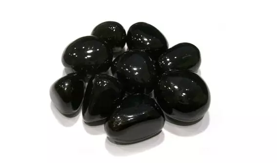 црни камења својства на кого одговара