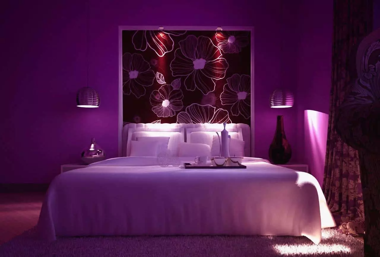 חדר שינה בצבעים סגולים