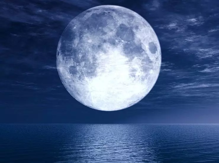 Το λευκό φεγγάρι δείχνει ένα καλό κάρμα
