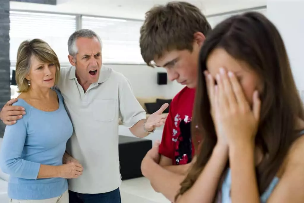 परिवार में, आमतौर पर माता-पिता के साथ बुरा संबंध