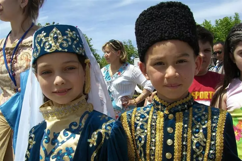 Tatarflicka och pojke i nationella kostymer