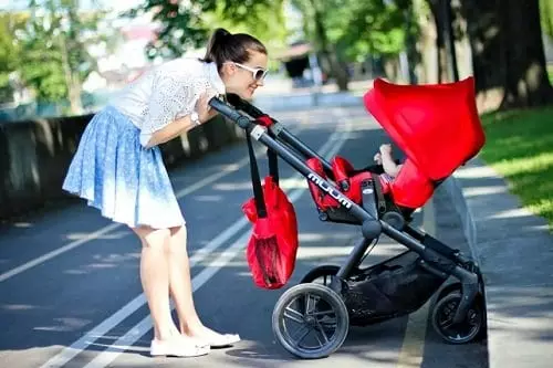 Menina com carrinho de bebê