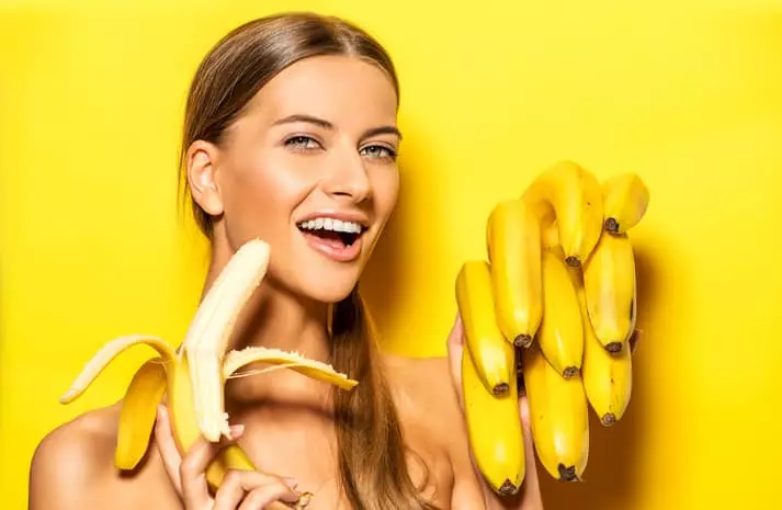Lány eszik banánt