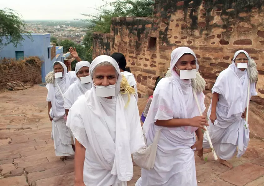 Jainistas usam máscaras especiais