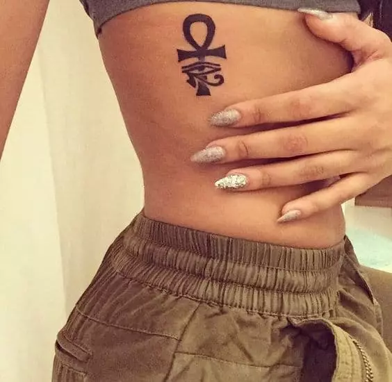 Tatuazh me kryqin egjiptian në trup