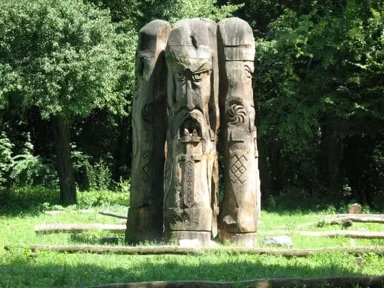 Statuer af den hedenske gov