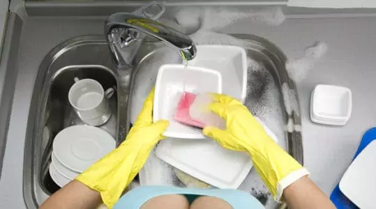 Esboços lavam pratos visitando