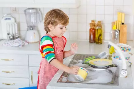 他の人の家で皿を洗う：意味 4192_2