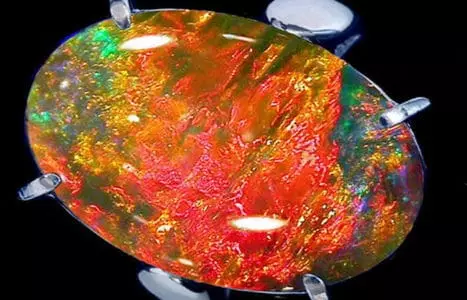 លក្ខណៈសម្បត្តិព្យាបាលនៃ opal fiery នេះ