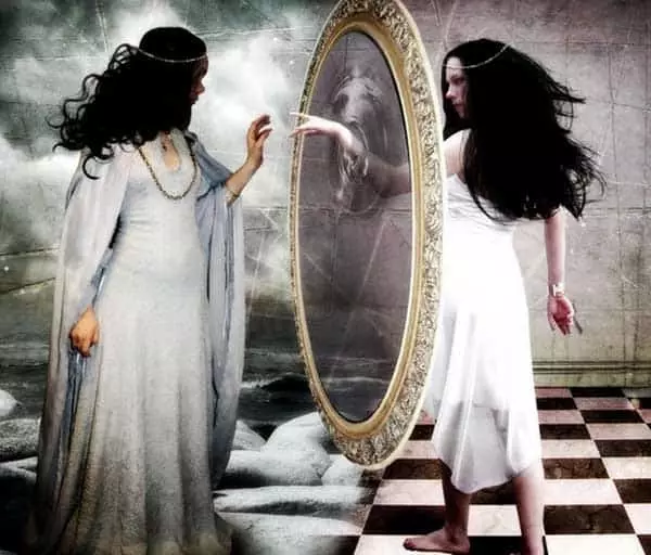 Ogledalo je portal v drugem svetu