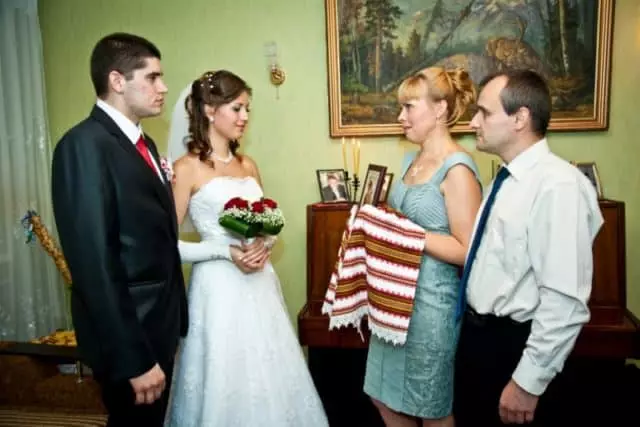 花嫁の両親の新婚夫婦を祝福するアイコン