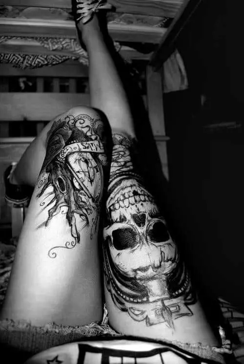 Τατουάζ με ένα κρανίο σε μια φωτογραφία κοριτσιού