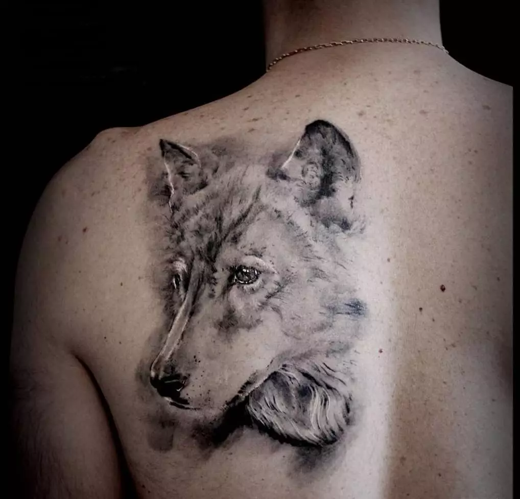 Tattoo Wolf geht zum Mond