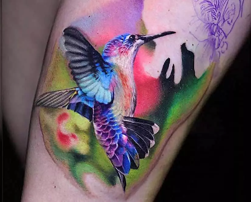 Tato dengan foto hummingbird