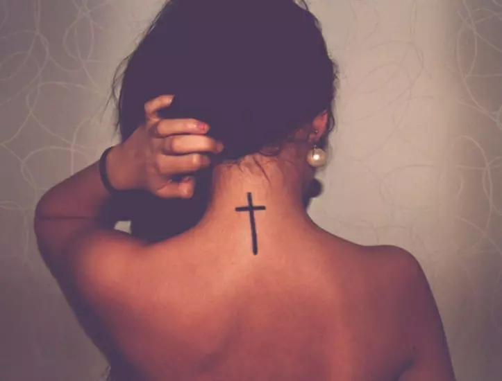 Τατουάζ με ένα σταυρό στην πίσω φωτογραφία