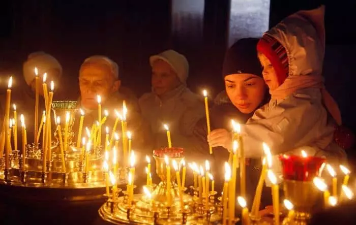 как да се сложи свещи в последователността на църква