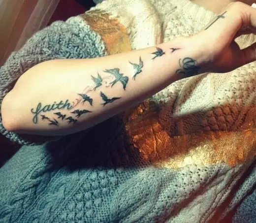 Tatuazh me zogjtë në dore dhe dore