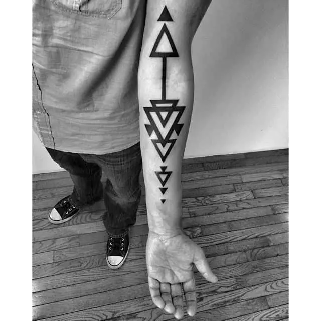 Tatuaż trójkąty na facecie ręcznym
