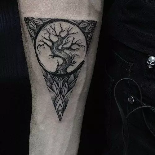Tattoo træ i en trekant