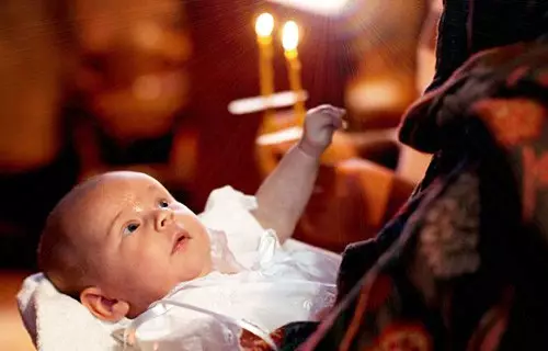 Cilat ditë mund të pagëzoni një fëmijë