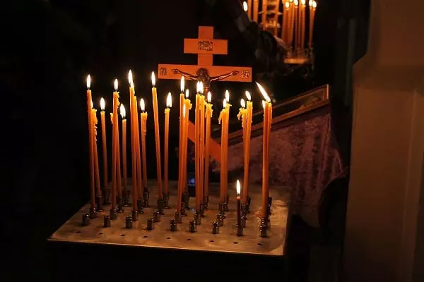 Comment mettre des bougies dans l'église 5079_3