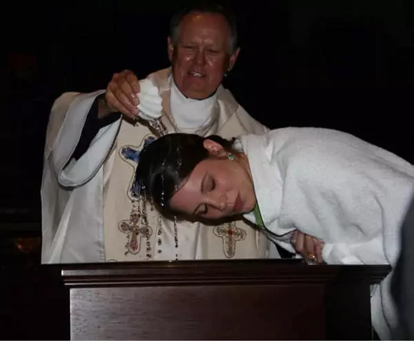 მართლმადიდებლურ ეკლესიაში ნათლობის რიტმის Sacrament: როგორ გადის, წესები, ნიუანსი 5130_5