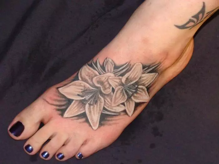 Fleurs de tatouage sur la jambe