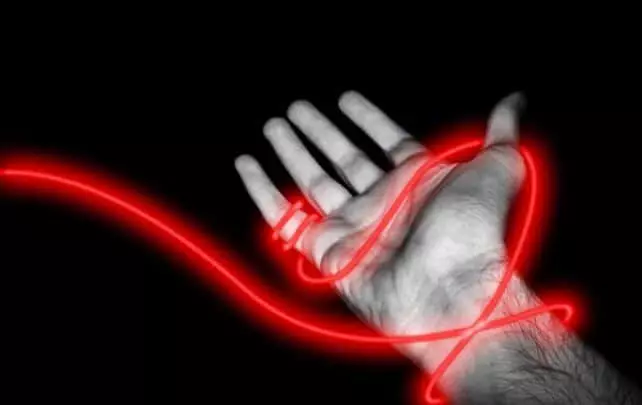Cum să legați un fir roșu pe încheietura mâinii: 7 rugăciuni pentru fiecare nodul