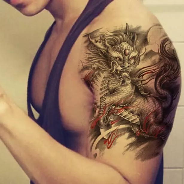 Tattoo gyda llun y ddraig
